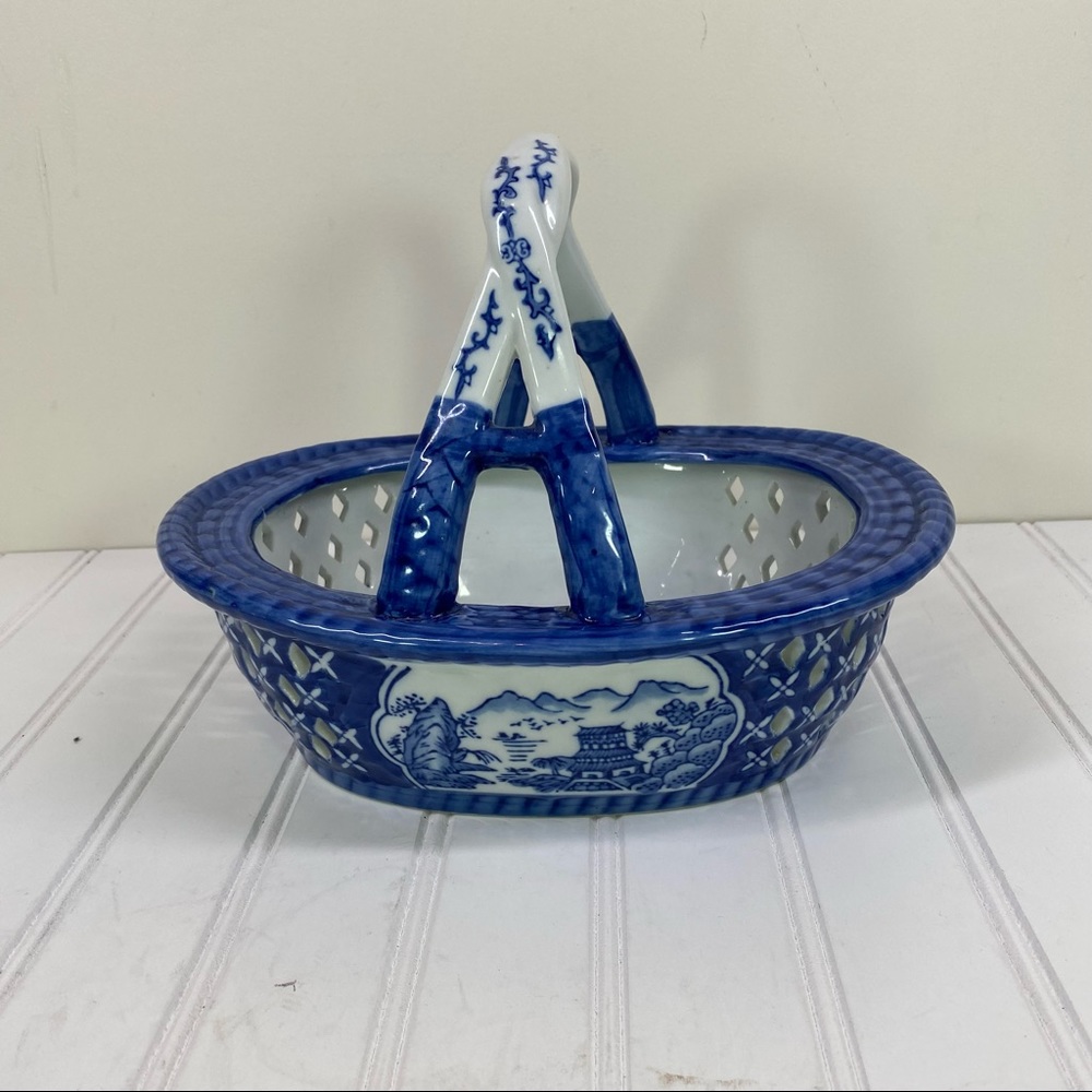 Bombay Company Blue & white Asian scene ceramic basket